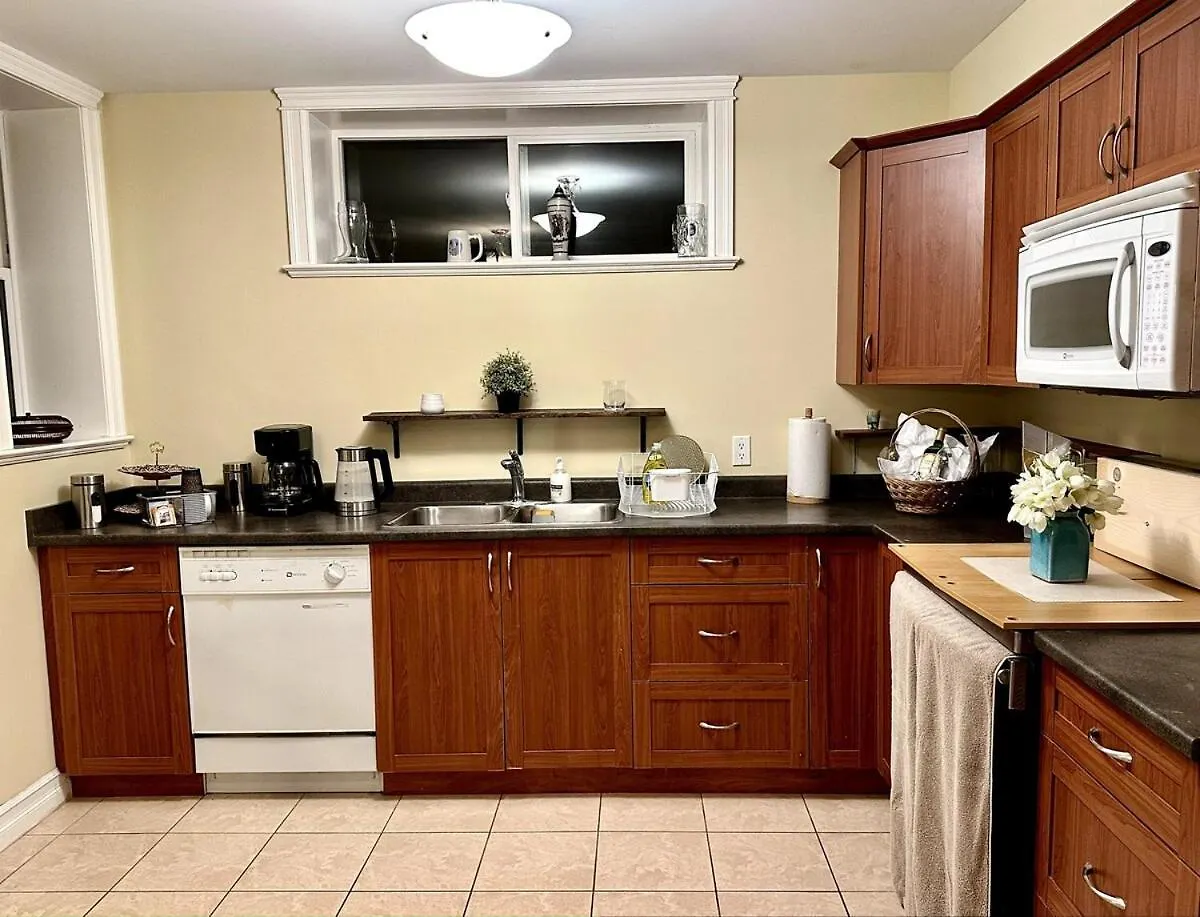 ויקטוריה 2 Bedroom Spacious Ground Level Suite 0*,  קנדה