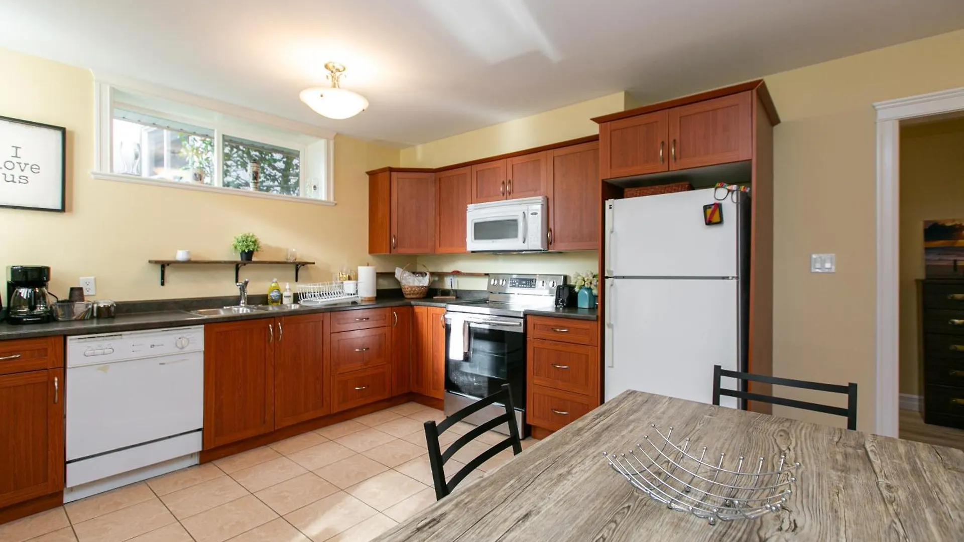 ויקטוריה 2 Bedroom Spacious Ground Level Suite