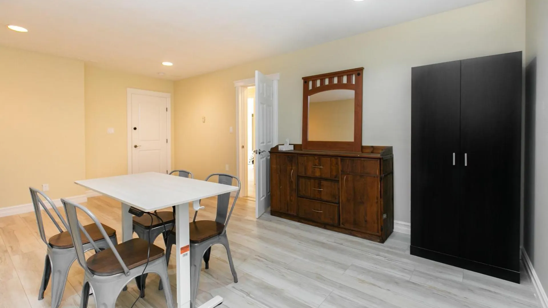 דירה ויקטוריה 2 Bedroom Spacious Ground Level Suite