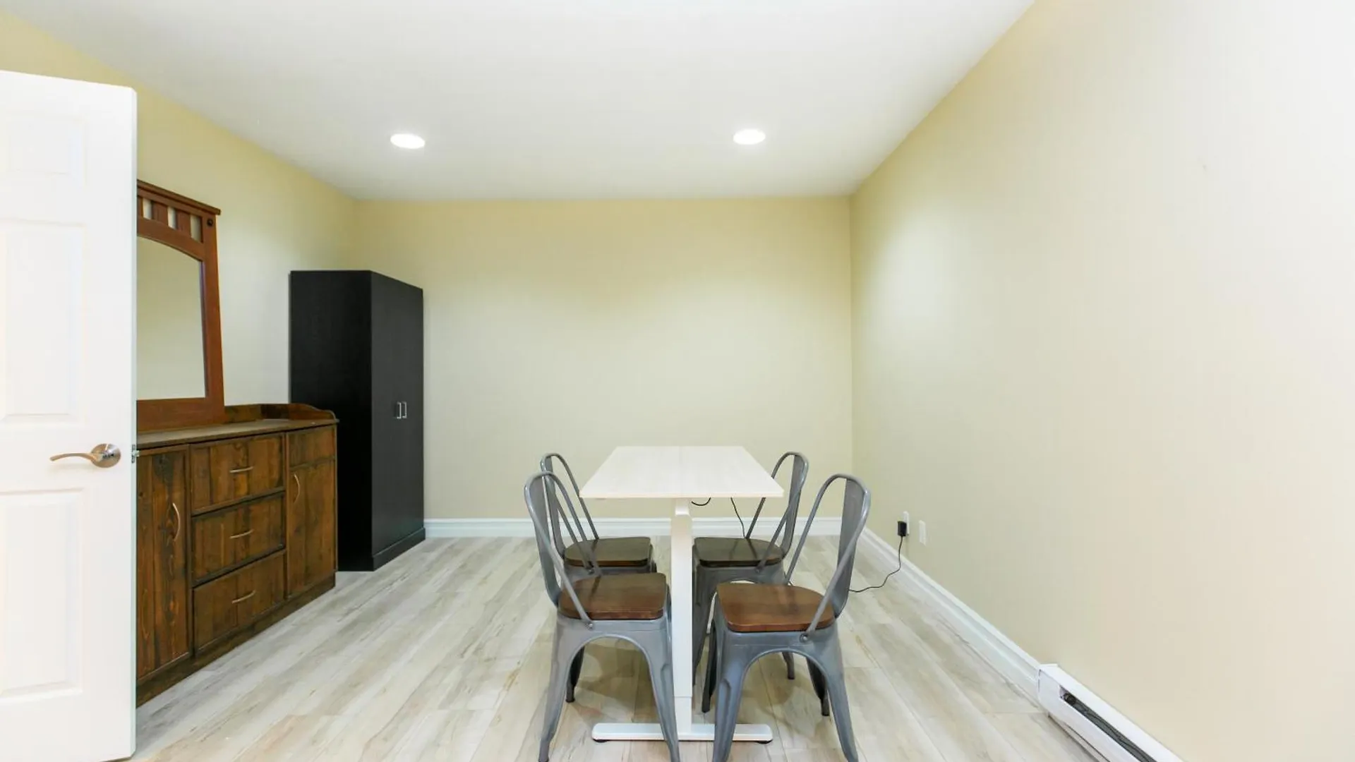 דירה ויקטוריה 2 Bedroom Spacious Ground Level Suite