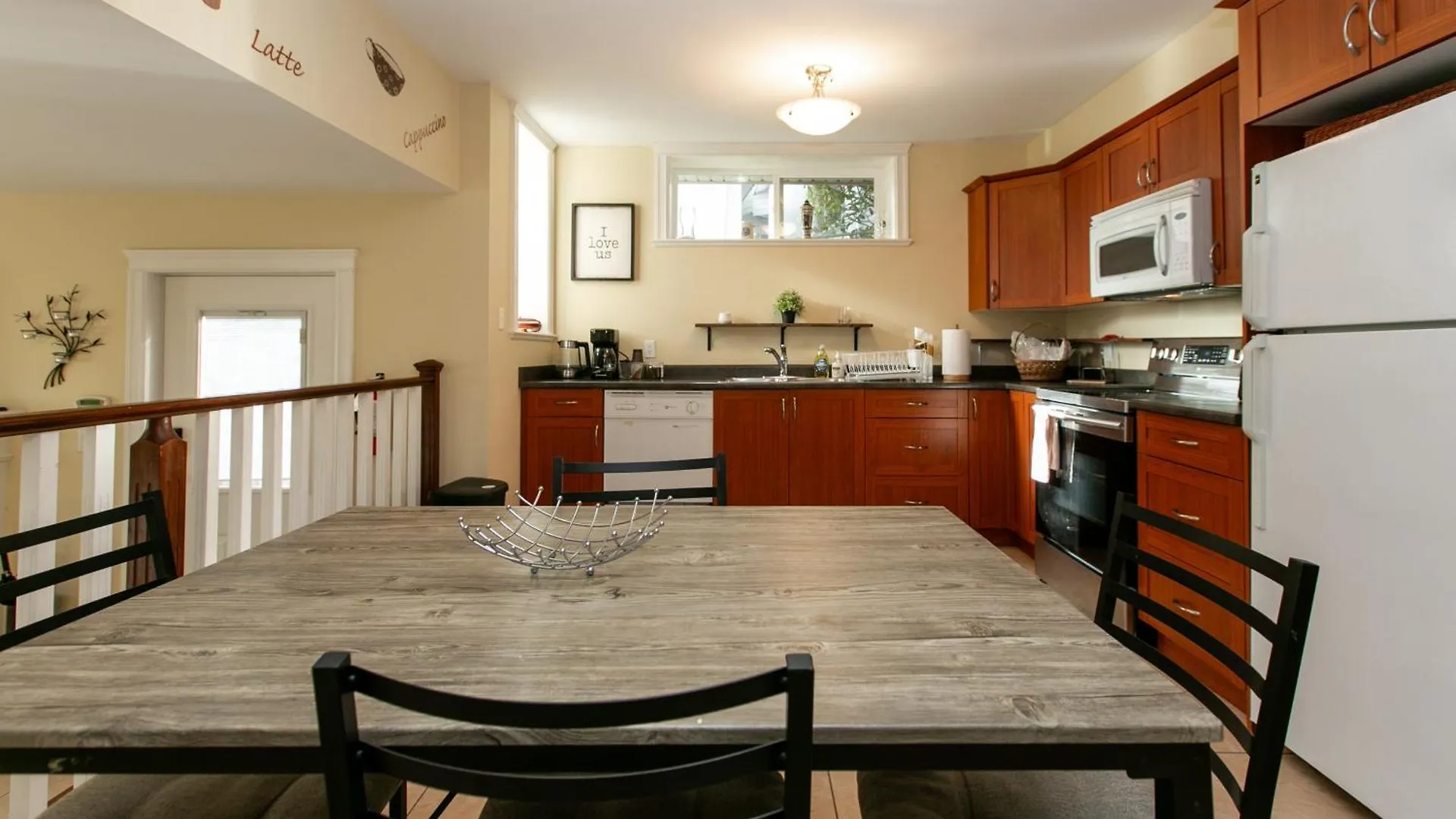 דירה ויקטוריה 2 Bedroom Spacious Ground Level Suite קנדה
