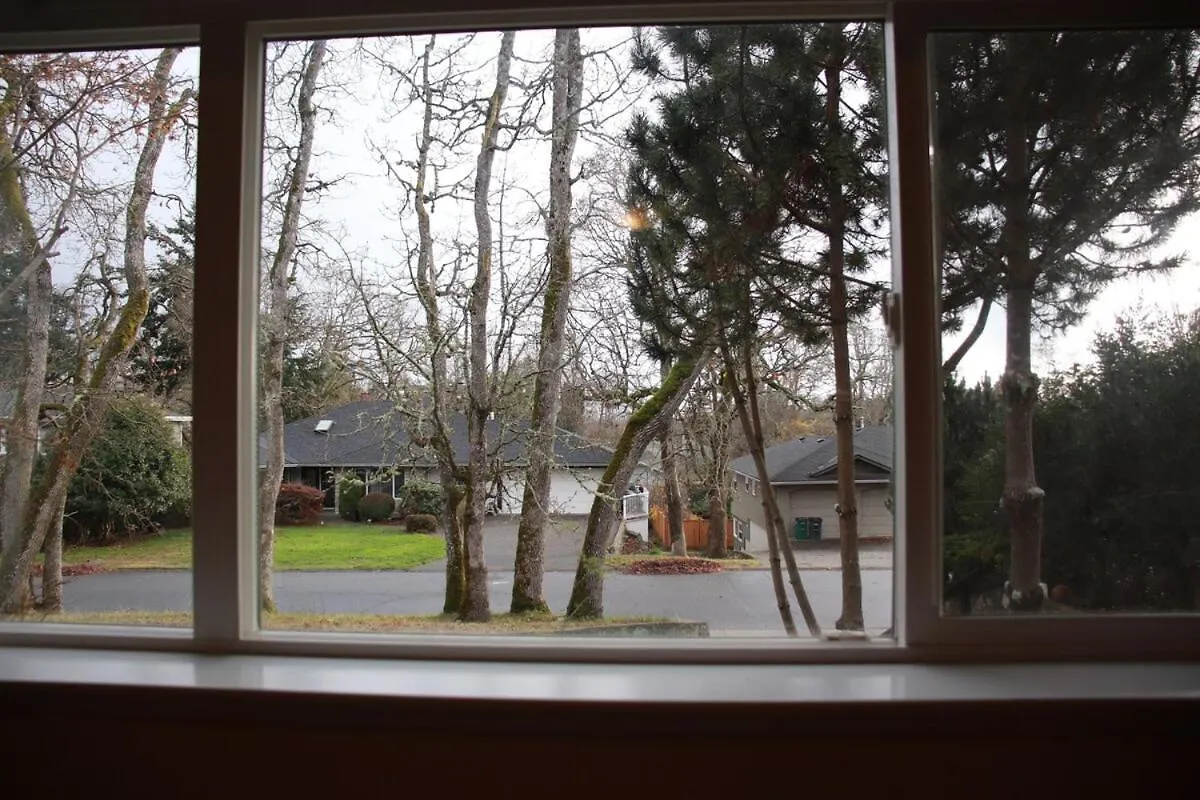 2 Bedroom Spacious Ground Level Suite Victoria 0*,  Kanada