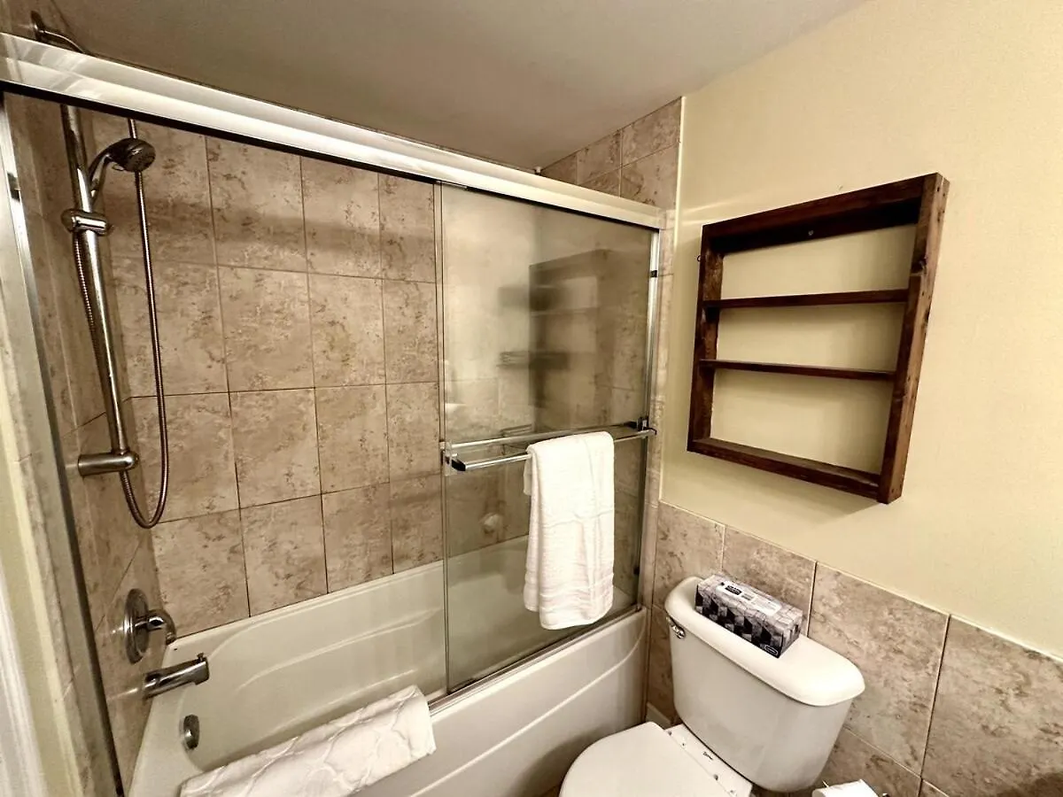 2 Bedroom Spacious Ground Level Suite Victoria 0*,  Kanada