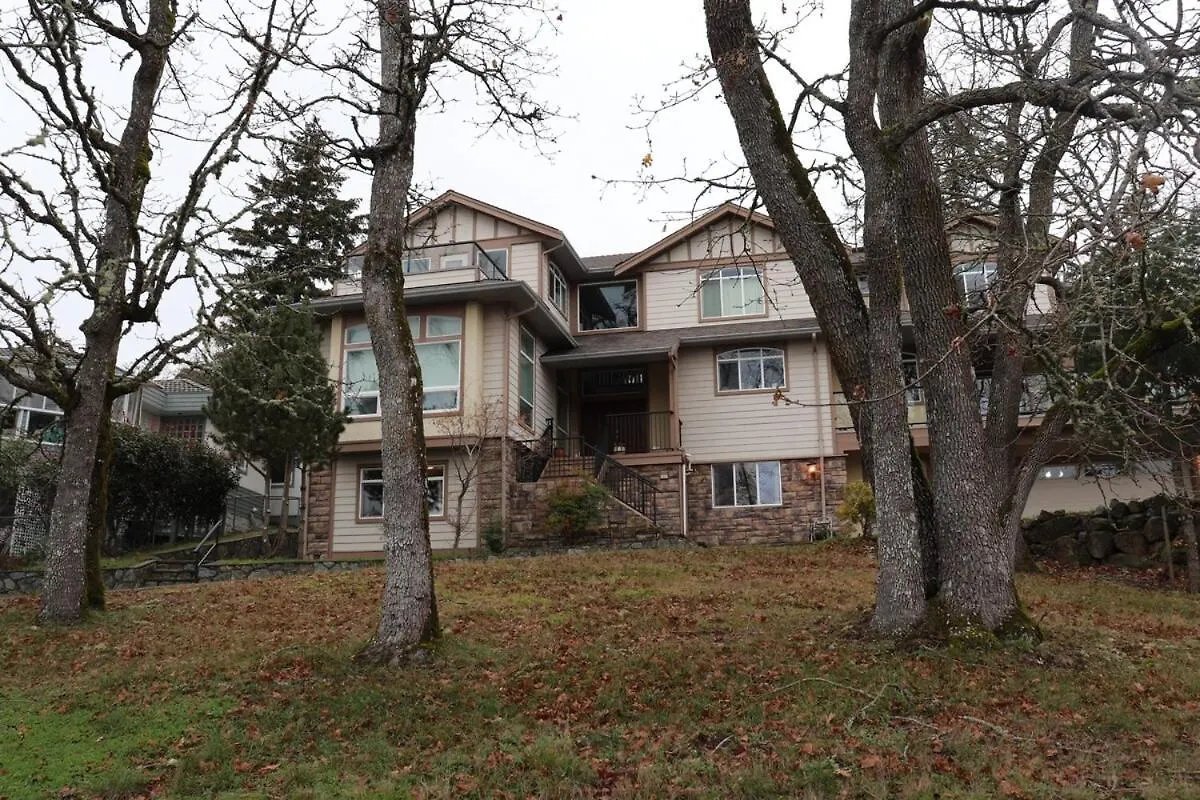 2 Bedroom Spacious Ground Level Suite Victoria 0*,  Kanada