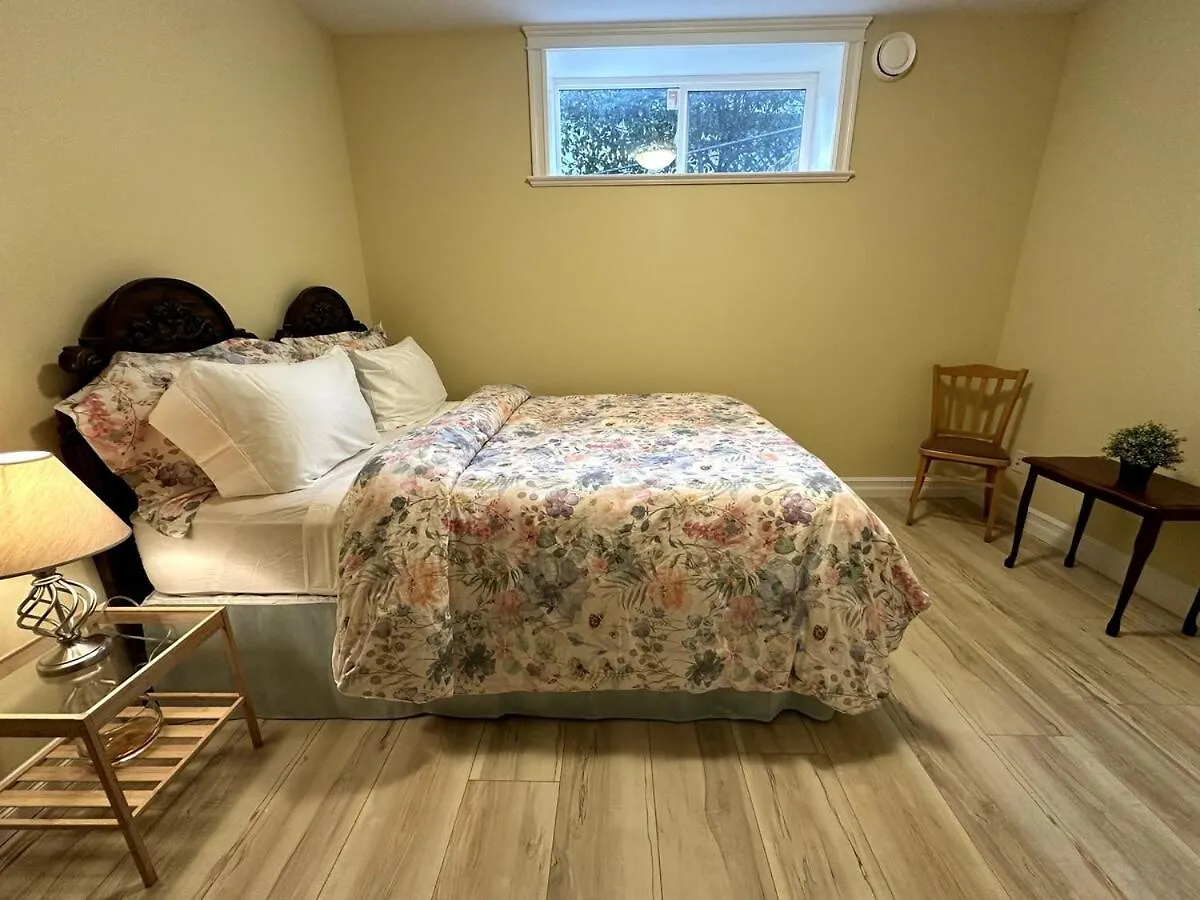 2 Bedroom Spacious Ground Level Suite Victoria 0*,