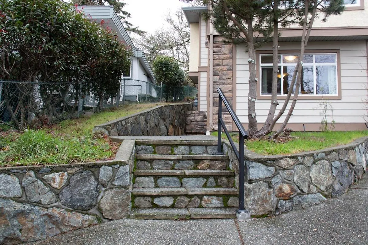 2 Bedroom Spacious Ground Level Suite Victoria Apartament