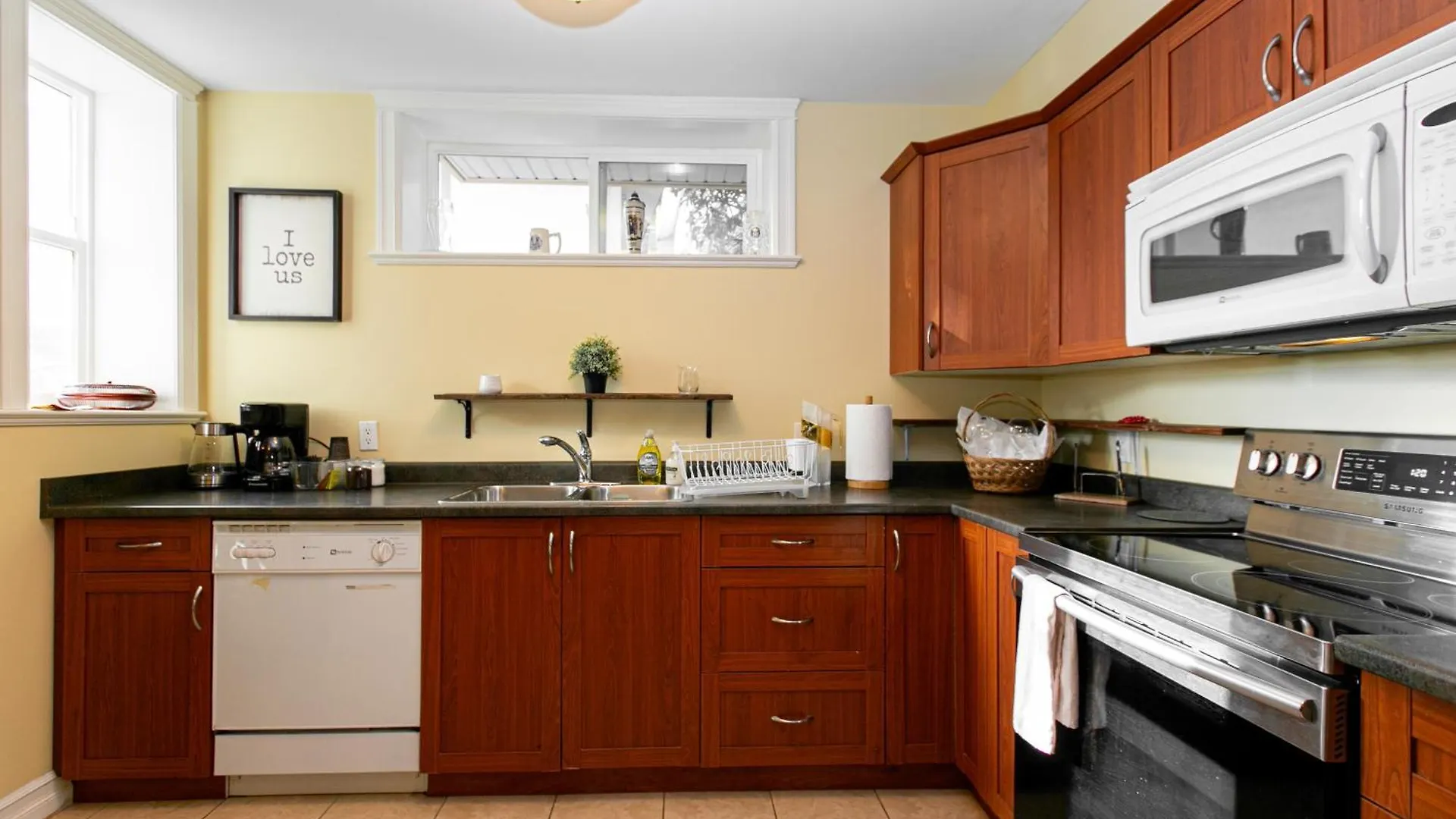 2 Bedroom Spacious Ground Level Suite Victoria Apartament