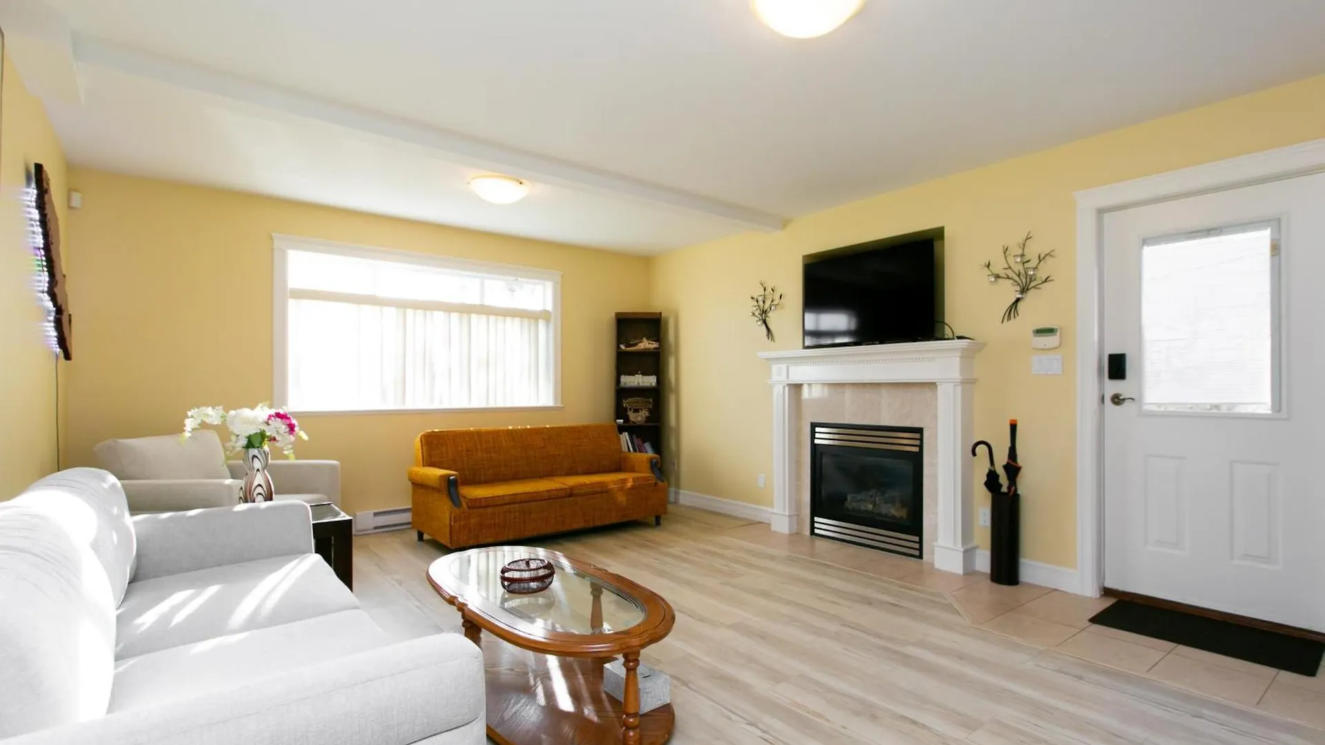 2 Bedroom Spacious Ground Level Suite Victoria