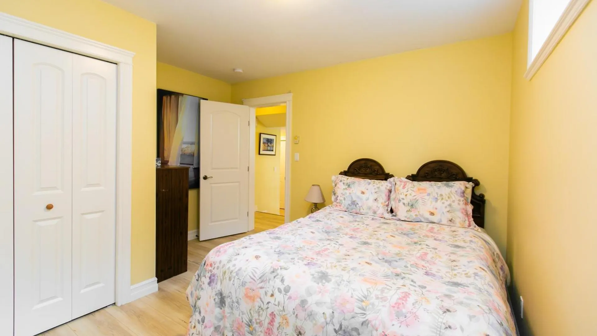 2 Bedroom Spacious Ground Level Suite Victoria 0*,