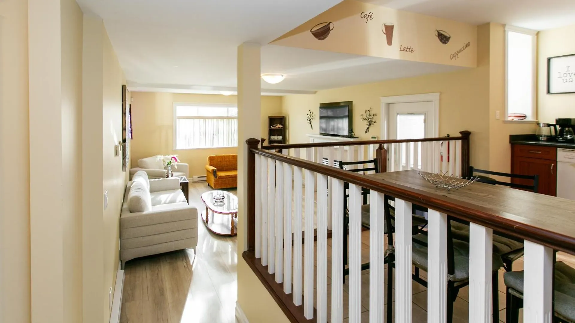2 Bedroom Spacious Ground Level Suite Victoria